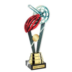 Trophée avec un casque rouge de cyclisme et un pédalier de vélo