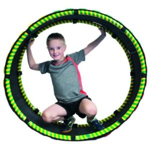 Enfant dans un tunnel de jeu roulant
