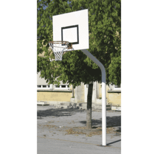 But de basket de couleur blanche installé dans une cour d'école