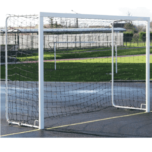 But de handball scolaire extérieur de couleur blanche installé dans une cour d'école