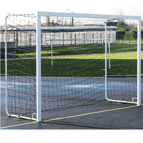 But de handball scolaire extérieur de couleur blanche installé dans une cour d'école
