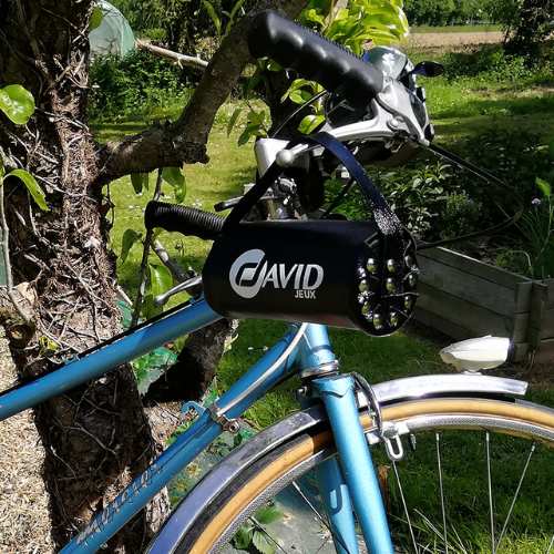 Trousse de rangement pour palets bretons sur un vélo.