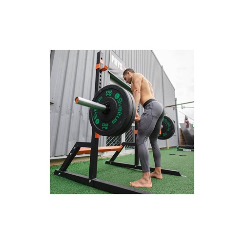 Sportif vu de profil utilisant une Half Rack Sveltus
