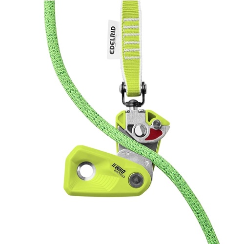 Passage de corde dans l'assureur d'escalade Ohm II Edelrid