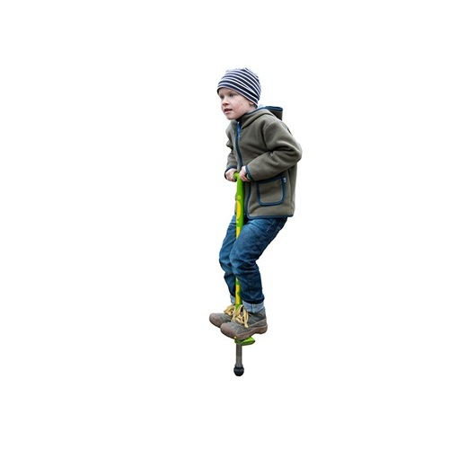 Enfant jouant sur un bâton sauteur Pogo Stick de couleur verte