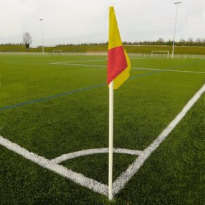 Poteau de corner rigide pour terrain de football avec fanion de couleurs damiers jaune et rouge