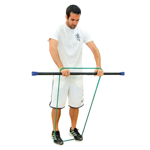 Sportif utilisant une barre lestée de musculation avec un élastique powerband