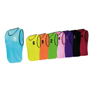 8 chasubles ajourées numérotées de couleurs bleu, jaune, orange, rouge, vert, rose, violet, noir