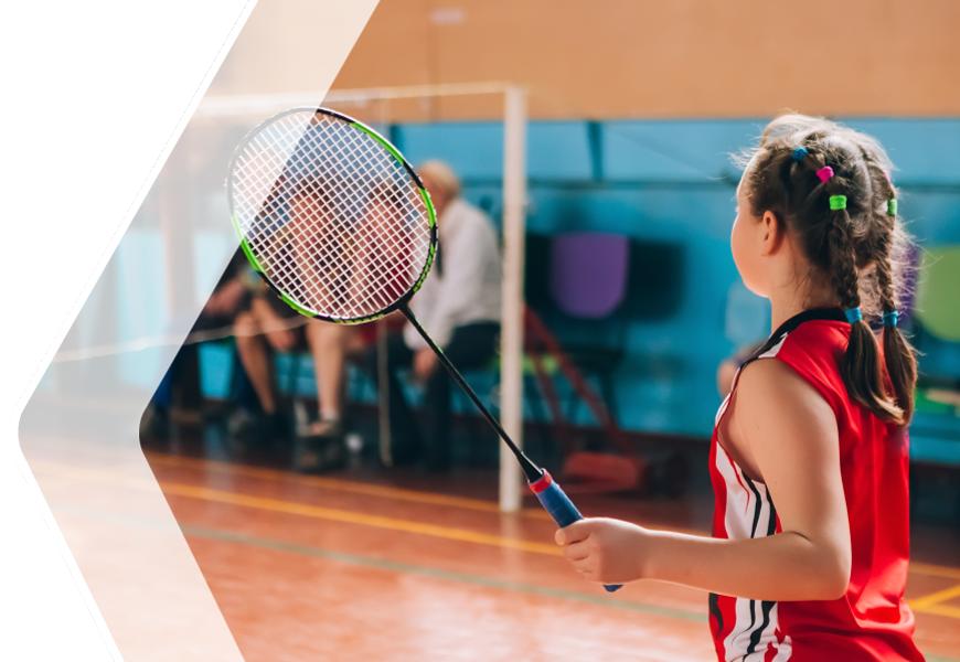 Elève de collège ou de lycée jouant au badminton