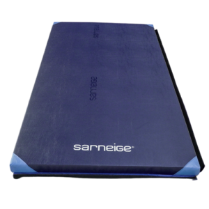 Tapis Gym Houssé Associatif avec coins renforcés de couleur Bleu marine et de la marque GVG Sarneige