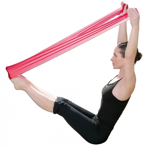 Sportive utilisant une bande latex de 120 cm, de couleur rouge (Strong) conçue pour le Pilates, le renforcement musculaire, la rééducation et le stretching