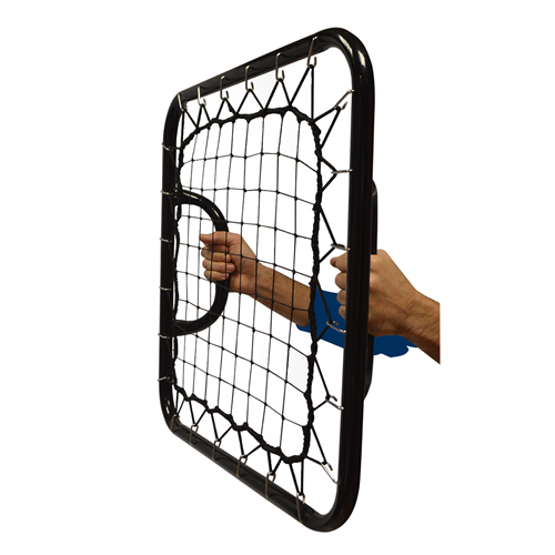 2 mains qui tiennent un Tchoukball à main avec filet de rebond pour travailler les réflexes, notamment lors de l’entraînement des gardiens de handball. Dimensions:60 x 60 cm. Poids : 2 kg.