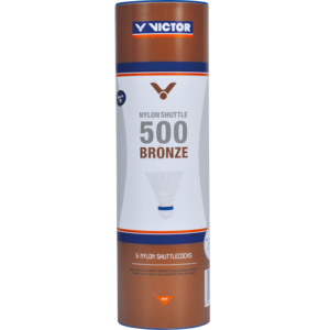Volant de badminton Victor NS 500 plastique, tube de 6 Le volant de badminton Victor NS 500 plastique est conçu pour l'entraînement régulier, la pratique scolaire et le jeu loisir en club. Vendu en tube de 6, il associe une jupe en nylon résistante à une base en liège naturel recouverte de PU pour offrir une bonne stabilité de trajectoire, une durée de vie supérieure aux volants plume et un excellent rapport qualité prix. Description du volant de badminton Victor NS 500 Le volant de badminton Victor NS 500 plastique répond aux besoins des établissements scolaires, des collectivités et des clubs qui recherchent un volant fiable, durable et économique pour les séances répétées. Son conditionnement en tube de 6 facilite la gestion du stock et convient aux usages intensifs en cours d'EPS, en animation sportive ou à l'entraînement. Sa jupe en nylon ou plastique est pensée pour supporter les frappes régulières et limiter l'usure prématurée. Sa base en liège naturel recouverte de polyuréthane améliore le confort de frappe et apporte une sensation de jeu plus régulière. Ce choix de conception permet d'obtenir un bon compromis entre solidité, confort d'utilisation et maîtrise du budget. La version Victor NS 500 est généralement proposée en vitesse medium, avec repère bleu. Cette vitesse standard convient à un usage courant en gymnase et s'adapte bien aux entraînements, aux cycles d'apprentissage et aux séances collectives de badminton. Pour les professeurs d'EPS, les responsables de clubs et les acheteurs de collectivités, ce volant de badminton plastique constitue une solution simple et efficace. Il permet d'équiper un groupe avec un matériel durable, plus économique à l'usage que des volants plume pour les séances du quotidien. Caractéristiques techniques Marque : Victor Modèle : NS 500 Type : volant de badminton plastique Jupe : nylon / plastique Base : liège naturel recouvert de PU Conditionnement : tube de 6 volants Vitesse : medium, repère bleu Usage : entraînement, scolaire, loisir, club Avantages produit Bonne résistance à l'usure pour les séances répétées Trajectoire stable pour l'apprentissage et l'entraînement Base liège et PU pour un meilleur confort de frappe Solution économique pour les écoles, collectivités et clubs sportifs Tube de 6 pratique pour la gestion du matériel Convient à un usage régulier en gymnase Expression clé principale volant de badminton plastique Victor NS 500 Meta description Volant de badminton plastique Victor NS 500, tube de 6, durable et stable, idéal pour écoles, collectivités et clubs sportifs. Texte alternatif pour l'image Volant de badminton plastique Victor NS 500 en tube de 6 pour entraînement scolaire, club et collectivité